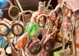 Gros plan sur des ciseaux de précision en atelier de production, illustrant l’importance de l’outillage, de l’organisation et du management dans l’optimisation des performances industrielles avec Bestlead.